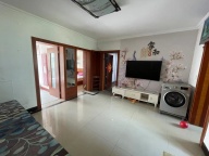 仙山公园附近三楼精装修家电齐全