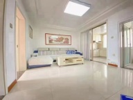 地处市中心，出门就是美食街，商场超市购物方便，门前停车方便。