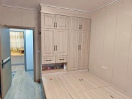 吉房出租，市中心一楼约80平，精装短住三室一卫，家电齐全购物