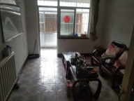 大众小学南贴地一楼带院，首租，干净整洁拎包入住