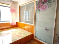 和馨里小区五楼，带阁楼两层，配套齐全拎包入住